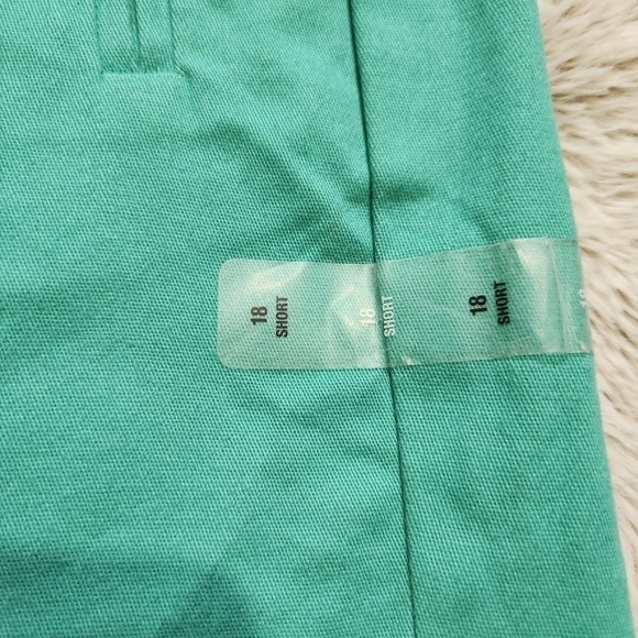 Chino shorts Mid rise Green color Slip pockets Size 18 A NEW APPROACH NWT - Picture 13 of 14